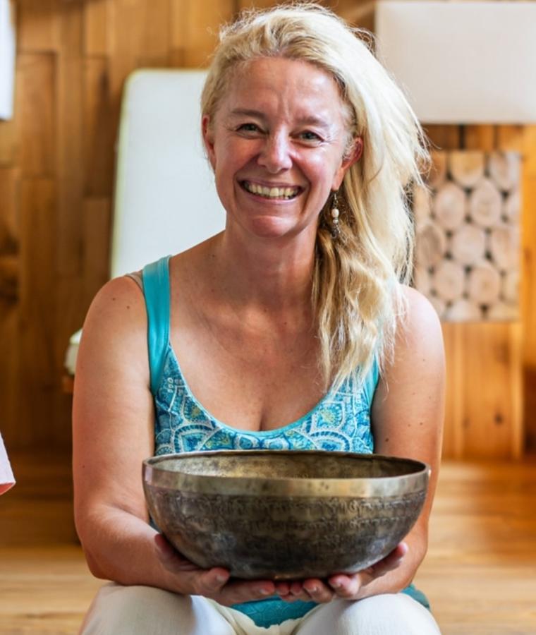 Femme souriante avec un bol chantant tibétain.